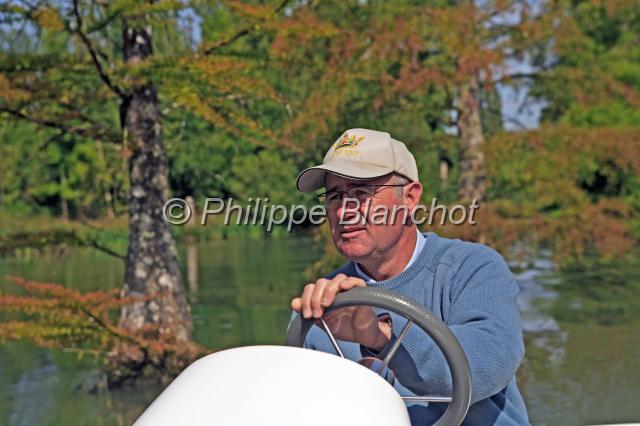 france loir et cher 21.JPG - Balade en bâteau électrique (Zelec) sur les canaux, Château de ChevernyLoir-et-Cher,  France